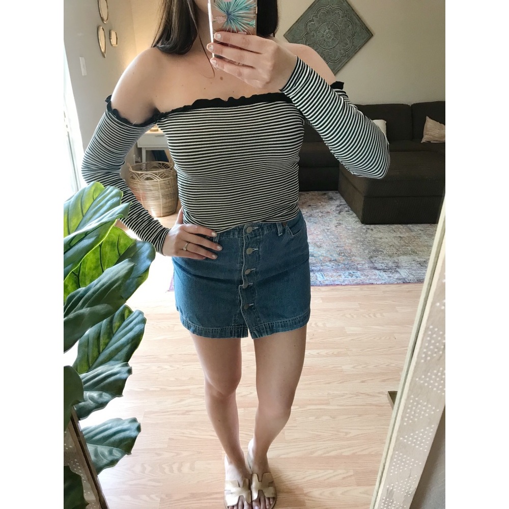 🌙 Striped off the shoulder top! 🌙